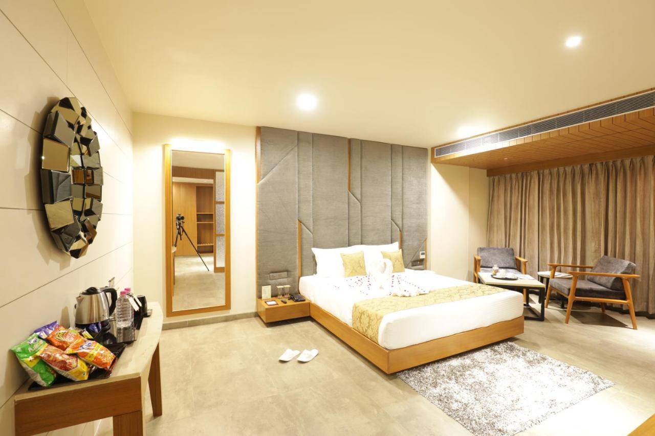 Hotel Tara Suns Vadodara Exterior foto
